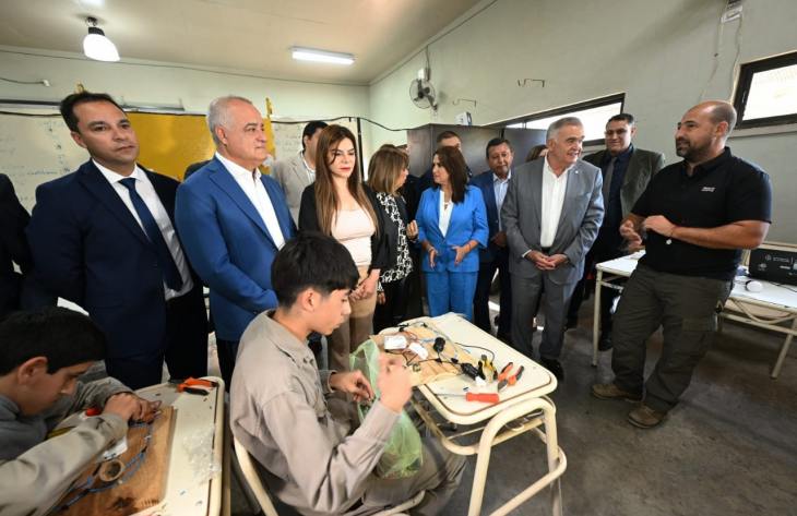 El Gobernador en uso de licencia destacó la preparación que brindan los establecimientos técnicos y agrotécnicos para la inserción laboral de los jóvenes.